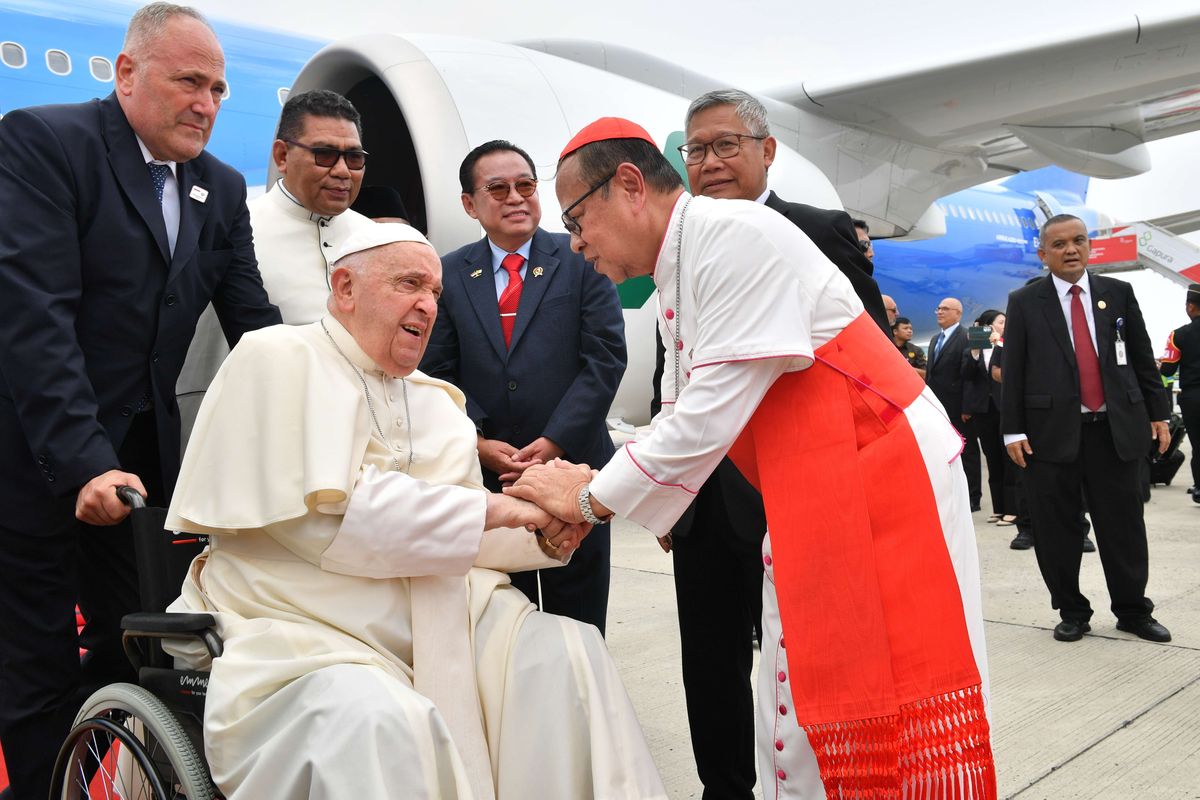 Paus Fransiskus disambut oleh Menteri Agama Yaqut Cholil Qoumas, Anggota Dewan Pertimbangan Presiden Republik Indonesia Gandi Sulistiyanto, Duta Besar Indonesia untuk Tahta Suci Vatikan Michael Trias Kuncahyono, Uskup Agung Jakarta Ignatius Kardinal Suharyo, Uskup Bandung Mgr Antonius Subianto Bunjamin, Ketua Panitia Kunjungan Bapa Suci Fransiskus, Ignasius Jonan dan sejumlah pejabat lainnya setibanya di Bandara Internasional Soekarno Hatta, Tangerang, Banten, Selasa (3/9/2024).

INDONESIA PAPAL VISIT COMMITTEE/ AGUS SUPARTO
03-09-2024