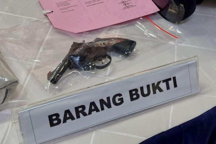 Pistol mainan yang digunakan dua pelaku perampasan ponsel untuk ditodongkan ke anak remaja di Kebon Jeruk, Jakarta Barat,Sabtu (26/3/2022).