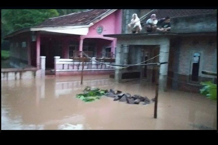 Warga Kampung Cinambo, Desa Mande, Kabupaten Cianjur berlindung di atap rumah karena takut banjir susulan, Rabu (28/4/2021) dini hari.
