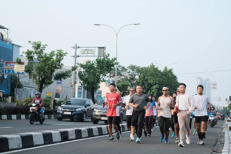 Wali Kota Depok, Supian Suri saat melakukan olahraga lari di Jalan Margonda bersama komunitas lari pada Minggu (13/04/25) pagi.