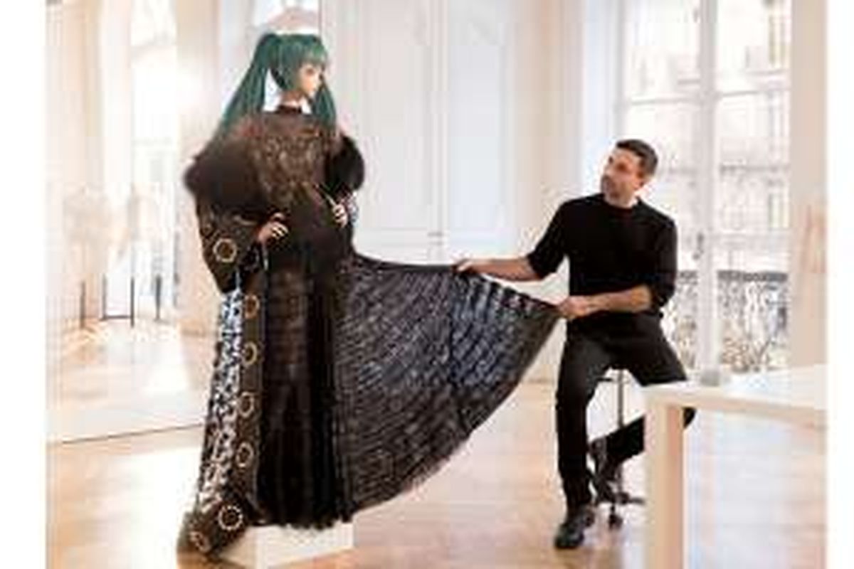 Hatsune Miku memakai Givenchy Haute Couture dengan desainer Riccardo Tisci