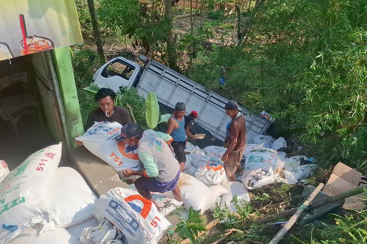 Hindari Tabrakan, Truk Muatan Pakan Ayam Terjun ke Jurang di Purworejo