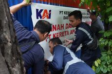 Lindungi Aset Negara, KAI Tertibkan Rumah Dinas di Surabaya 