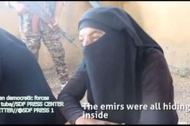 Foto yang diambil dari video yang diunggah Rudaw, sebuah situs berita di Erbil, Irak, memperlihatkan seorang anggota ISIS yang berusaha kabur dari kota Manbij dengan mengenakan pakaian perempuan ditangkap milisi dukungan AS.