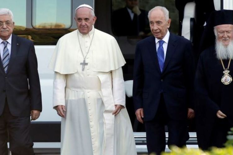 Paus Fransiskus (dua dari kiri) bersama Presiden Palestina Mahmoud Abbas (kiri), dan Presiden Israel Shimon Peres (dua dari kanan) ketika berada di Vatikan Juni 2014.