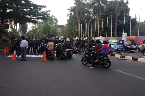 Ada Demo Mahasiswa, Jalan Pintu 1 Senayan Arah Palmerah Macet