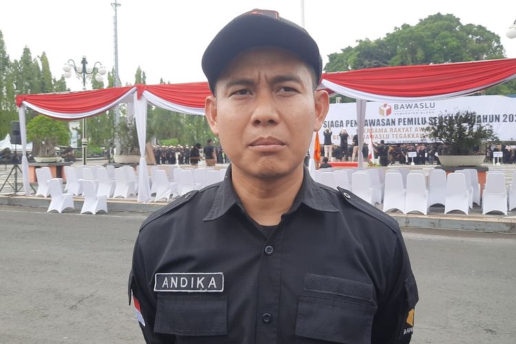 Ketua Bawaslu Kabupaten Blora, Andika Fuad Ibrahim saat memberikan keterangan kepada wartawan di Alun-alun Blora, Jawa Tengah, Selasa (28/11/2023)