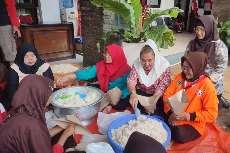 Wali Kota Semarang, Hevearita Gunaryanti Rahayu membantu proses masak dan pengemasan makanan di Dapur Umum Kecamatan Semarang Utara, Sabtu (16/3/2024).  