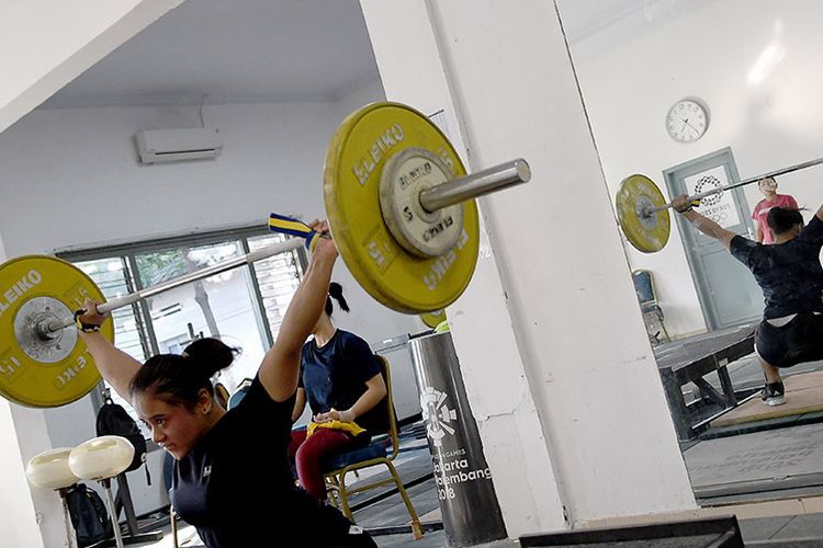 Lifter putri Indonesia Putri Aulia Andriani berlatih disela-sela pemusatan latihan nasional (Pelatnas) di Mess Kwini, Jakarta, Selasa (10/9/2019). Pengurus Besar Persatuan Angkat Berat, Binaraga, Angkat Besi Seluruh Indonesia (PB PABBSI) menargetkan juara umum pada perhelatan SEA Games 2019 di Manila, FIlipina.