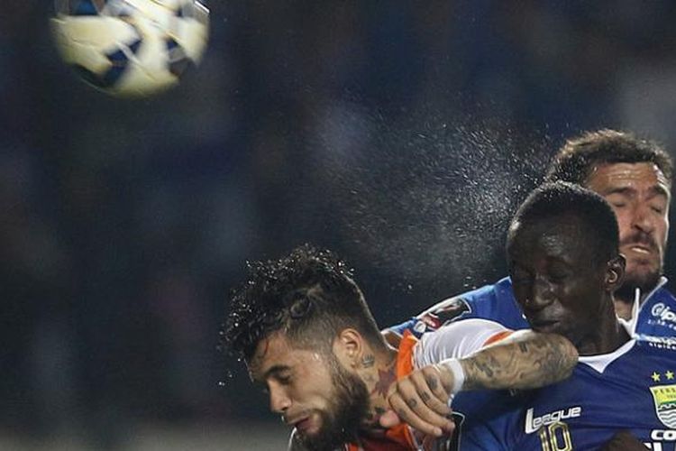 Gelandang Persib Bandung, Makan Konate, berebut bola udara dengan bek Pusamania Borneo FC, Diego Michiels, pada pertandingan kedua perempat final Piala Presiden 2015, di Stadion Si Jalak Harupat, Soreang, Sabtu (26/9/2015). 

