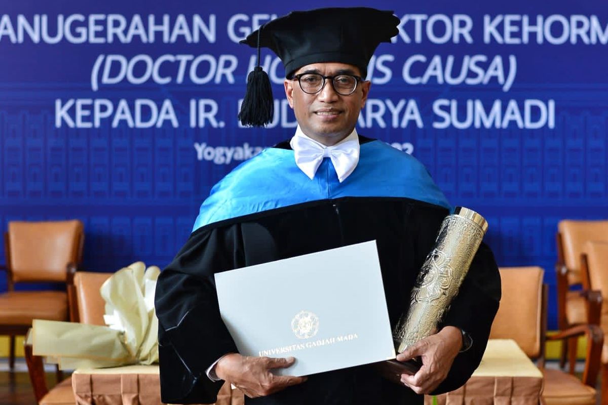 Menteri Perhubungan Budi Karya Sumadi dianugerahkan gelar Doktor Kehormatan atau Doctor Honoris Causa dari Universitas Gadjah Mada yang berlaku sejak 20 Mei 2022 atas jasa nya dalam pembangunan transportasi nasional.