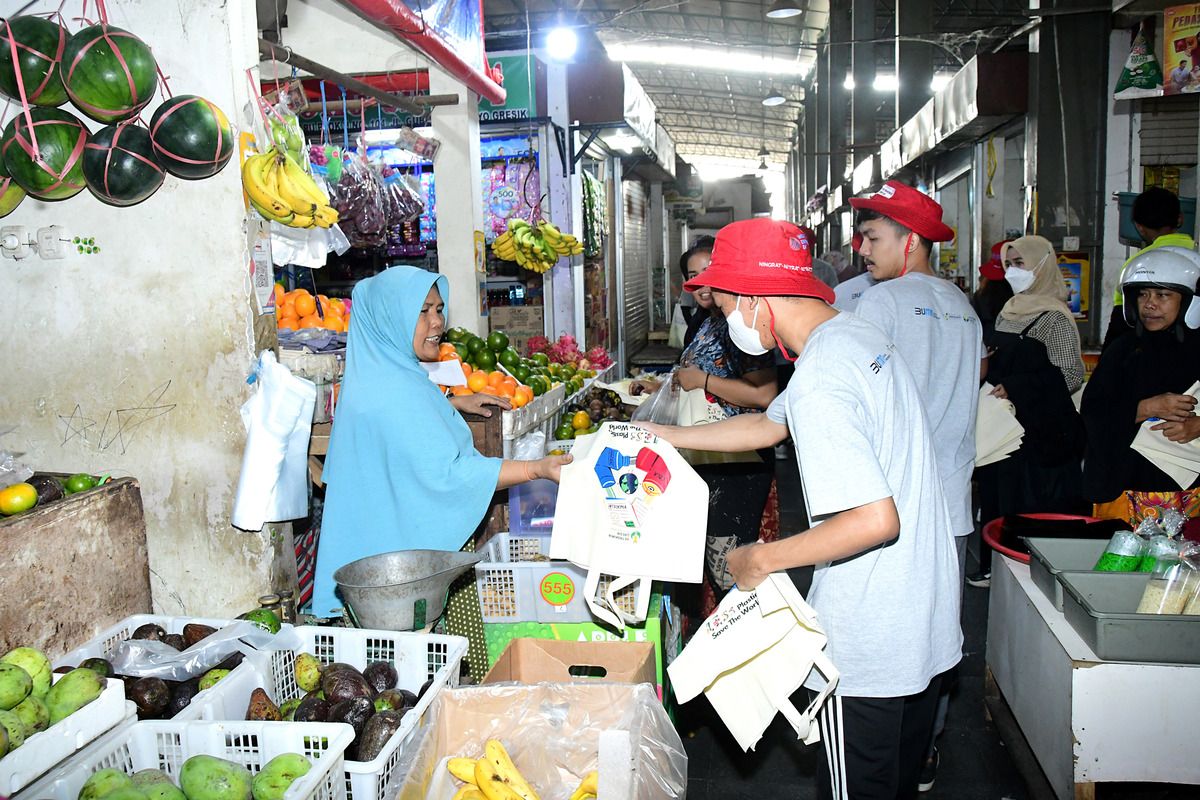 Program 'Grebek Kantong Plastik' insan Petrokimia Gresik, bekerjasama dengan Dinas Lingkungan Hidup (DLH) Gresik, mengganti kantong plastik pengunjung Pasar Gresik dengan kantong belanja reusable.