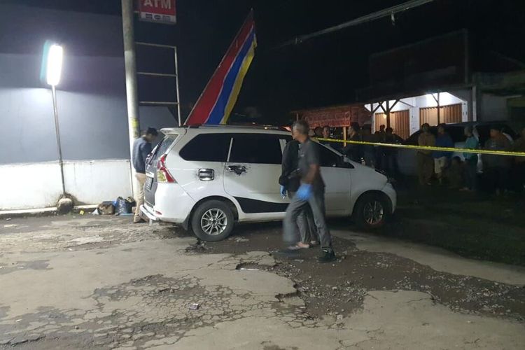 Sejumlah petugas kepolisian melakukan olah tempat kejadian perkara (TKP) di Kecamatan Cireunghas, Sukabumi, Jawa Barat, Selasa (7/11/2023).