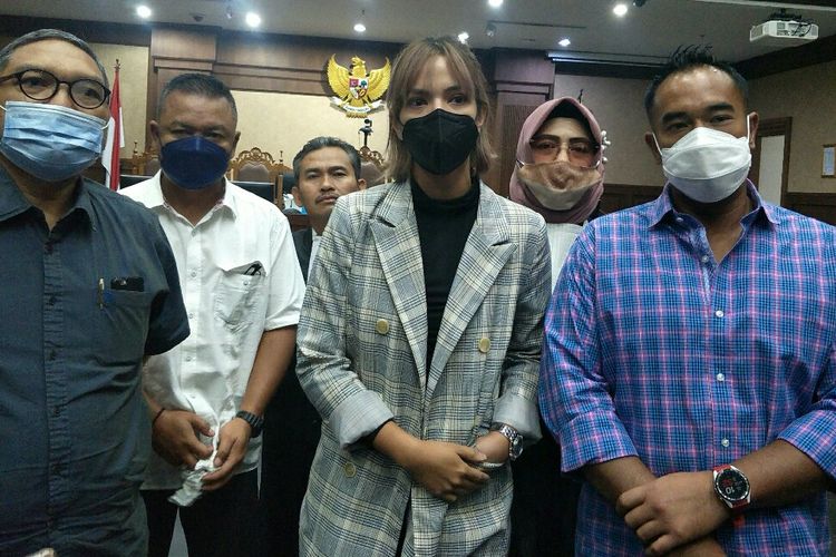 Artis Nia Ramadhani dan suaminya, Ardi Bakrie usai menjalani sidang tuntutan terkait kasus penyalahgunaan narkoba yang digelar di Pengadilan Negeri Jakarta Pusat, Kamis (23/12/2021).