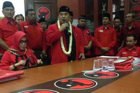 Bupati Sukoharjo Menangis Saat Daftar Cagub Jateng di PDI-P