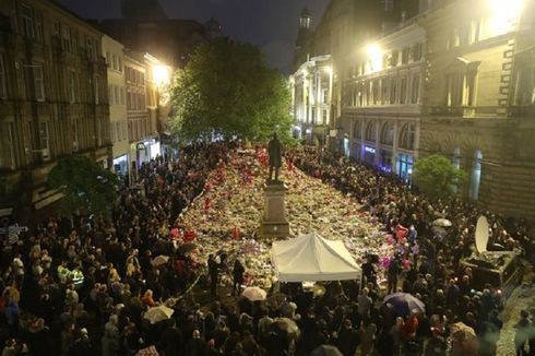 Ratusan Orang Mengenang Para Korban Bom di Manchester