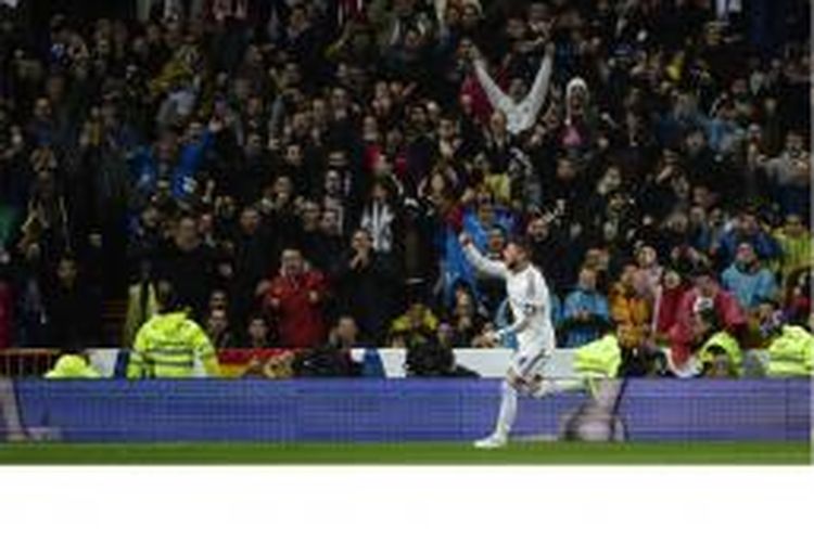 Bek Real Madrid, Sergio Ramos, merayakan gol penyama yang dicetak ke gawang Atletico Madrid pada leg kedua babak 16 besar Copa del Rey di Santiago Bernabeu, Kamis (15/1/2015).
