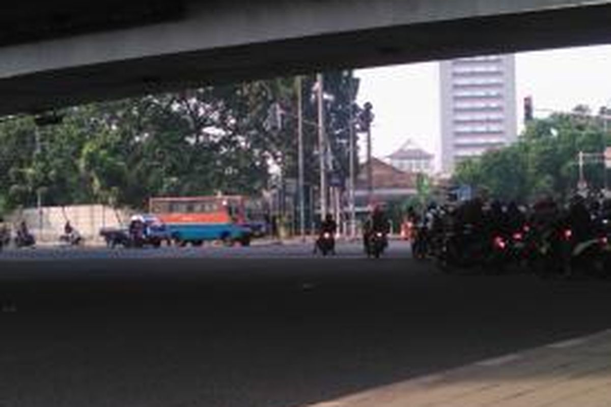 Perempatan Kuningan, Jakarta Selatan. Kendaraan dari arah Barat, maju ke tengah jalan, sembari menunggu kendaraan dari arah Pancoran lewat. 