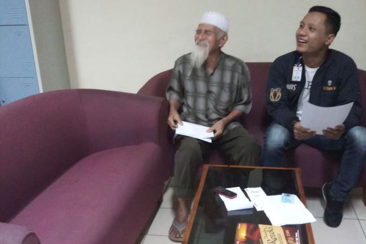 Dasril Bakri (71), seorang penumpang pesawat Lion Air di Bandara Sultan Syarif Kasim (SSK) II Pekanbaru, Riau, diamankan petugas Avsec, Rabu (16/5/2018), karena mengaku sebagai teroris.