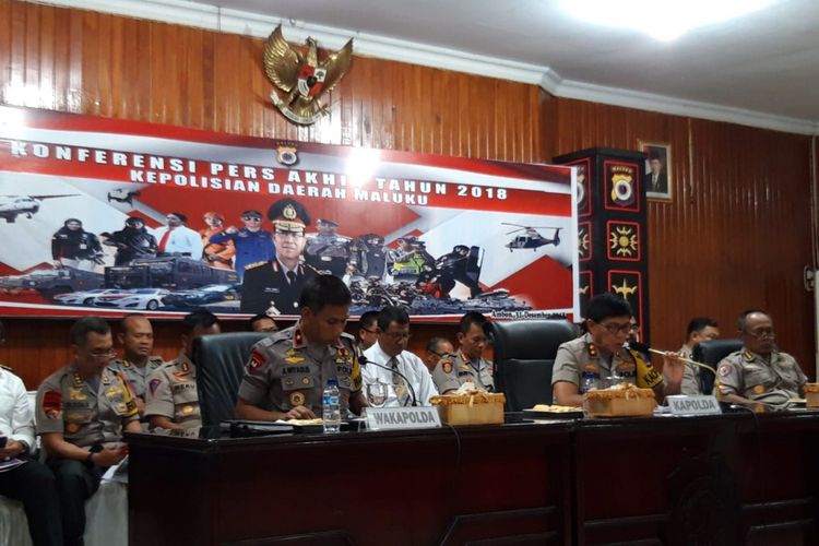 Kapolda Maluku, Irjen Pol Royke Lumowa didampingi Wakapolda Maluku, Brigjen Pol Akhmad Wiyagus dan sejumlah pejabat Polda Maluku saat memberikan keterangan pers kepada waratwan di Kantor Polda Maluku, Senin (31/12/2018) 