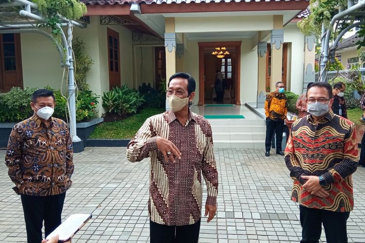 Sultan menanggapi membludaknya wisatawan saat akhir pekan kemarin. Sultan ditemui di Kepatihan, Kota Yogyakarta, Senin (4/10/2021)
