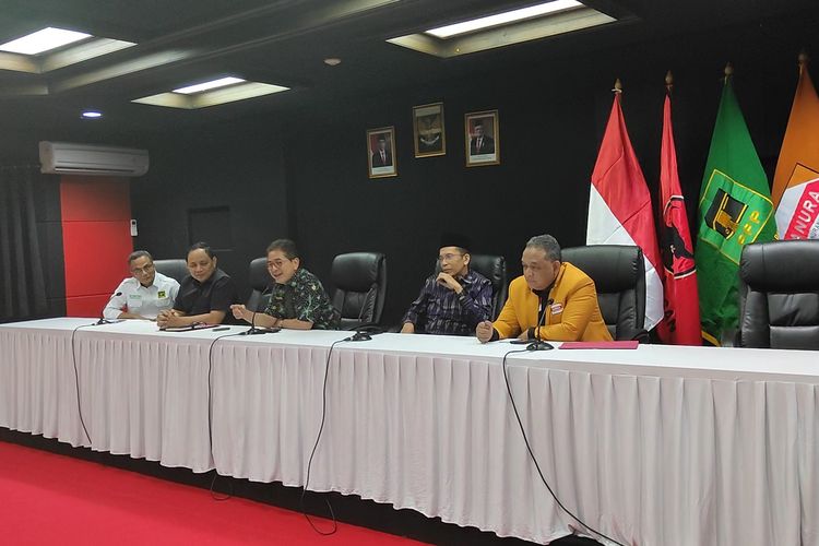 Ketua Tim Pemenangan Nasional (TPN) Ganjar Pranowo, Arsjad Rasjid beserta jajaran partai politik pengusung Ganjar PranowoN, usai rapat di Gedung High End, Jakarta Pusat, Rabu (27/9/2023).