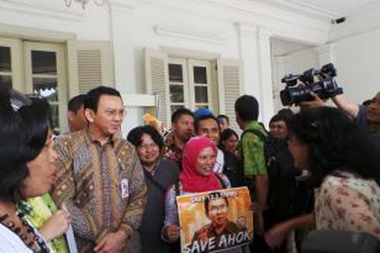 Gubernur DKI Jakarta Basuki Tjahaja Purnama saat menemui puluhan pendukungnya, di pendopo Balai Kota, Selasa (3/3/2015).