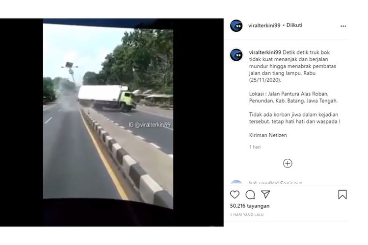 Tangkapan layar video mobil boks di Batang, Jawa Tengah berjalan mundur hingga menabrak tiang penerangan jalan umum (PJU).