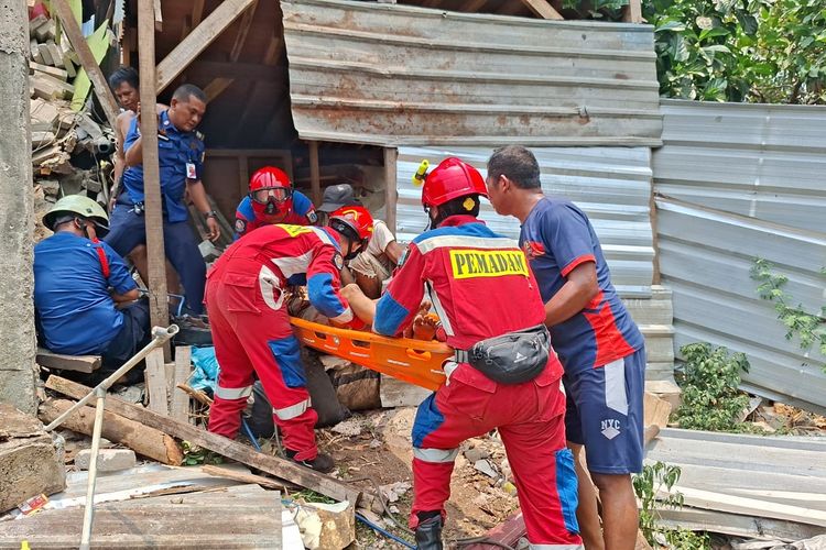 Bongkar Tiang Penyangga, Pedagang Bakso Tertimpa Warungnya yang Ambruk di Jaktim