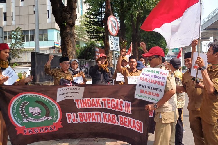 Puluhan guru honorer asal Kabupaten Bekasi melanjutkan long march ke Istana Negara setelah memberikan sepucuk surat kepada Ombudsman, Kamis (12/10/2023). 