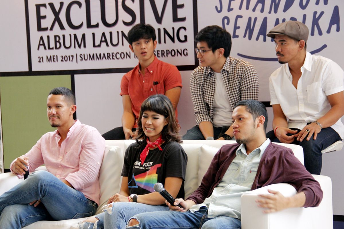 MALIQ & DEssentials merilis album Senandung Senandika dalam acara musik spesial bertajuk Traxkustik Pop Hari Ini Edisi Senandung Senandika yang diselenggarakan 101.4 Trax FM di Summarecon Mal Serpong, Tangerang Selatan, Minggu (21/5/2017).