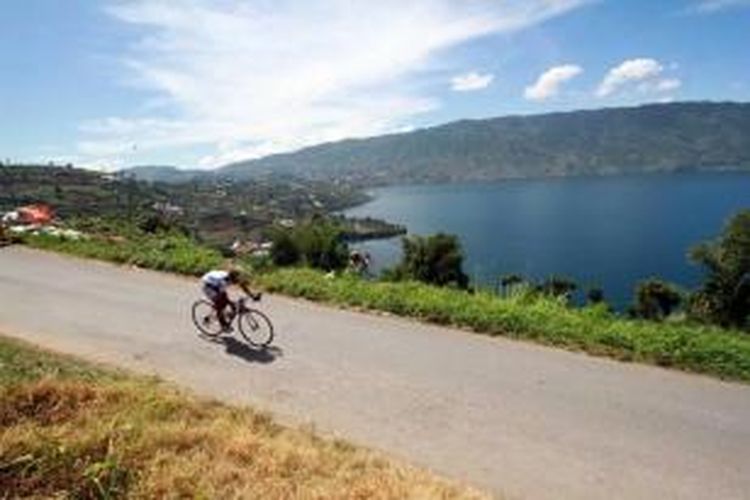 Pebalap sepeda Tour de Singkarak 2013 melintasi Danau Kembar, Solok, Sumatera Barat, Kamis (6/6/2013). Etape 5 balap sepeda Tour de Singkarak 2013 Sawahlunto - Muara Labuh menempuh jarak 138,5 km dengan juara 1 Amir Kolahdozhagh dari team TPT.