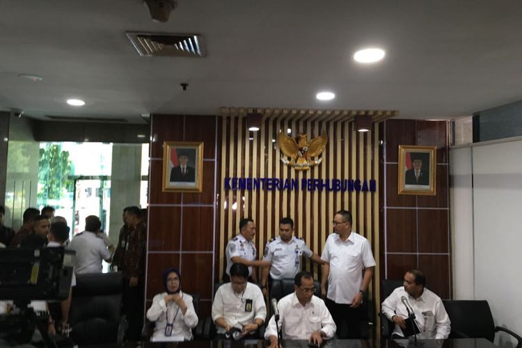 Menhub Budi Karya Sumadi saat memberikan keterangan terkait PM 108 di kantornya, Senin (2/4/2018)