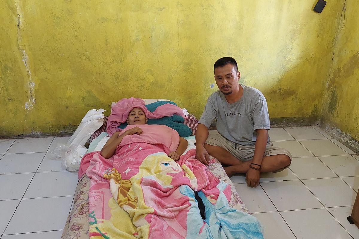 Nelly (43) petugas Penanganan Prasarana dan Sarana Umum (PPSU) Kembangan Selatan, Kembangan, Jakarta Barat, terbaring lemah lantaran melawan kanker yang menggerogoti payudaranya, di Kembangan, Jakarta Barat, Rabu (21/9/2022).