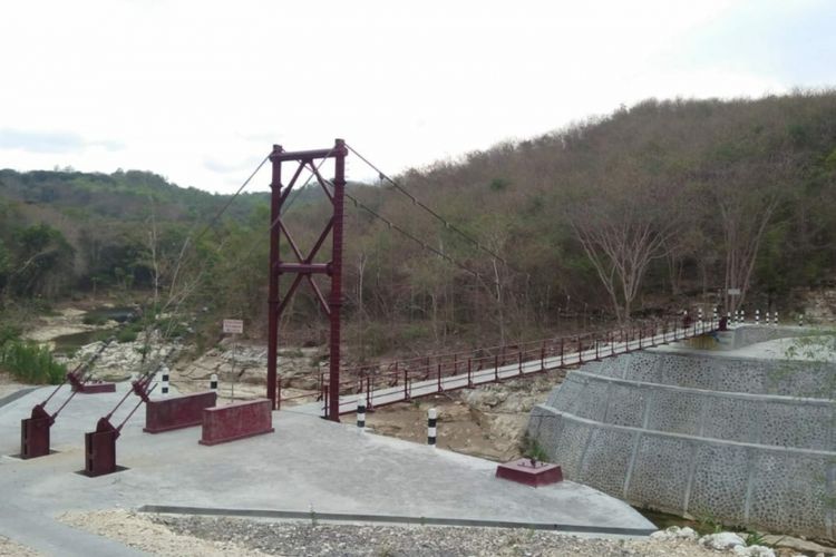 Jembatan Gantung membelah Sungai Oya yang menghubungkan Kecamatan Playen dan Patuk, Gunungkidul, DI Yogyakarta, menjadi salah satu lokasi berswafoto 