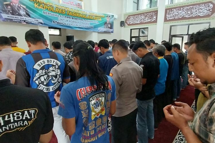 Para Bobotoh Persib di Tasikmalaya menggelar Shalat Ghaib untuk para korban Tragedi Kanjuruhan, Malang, bersama para anggota polisi di Masjid Polresta Tasikmalaya, Jawa Barat, Selasa (4/10/2022).