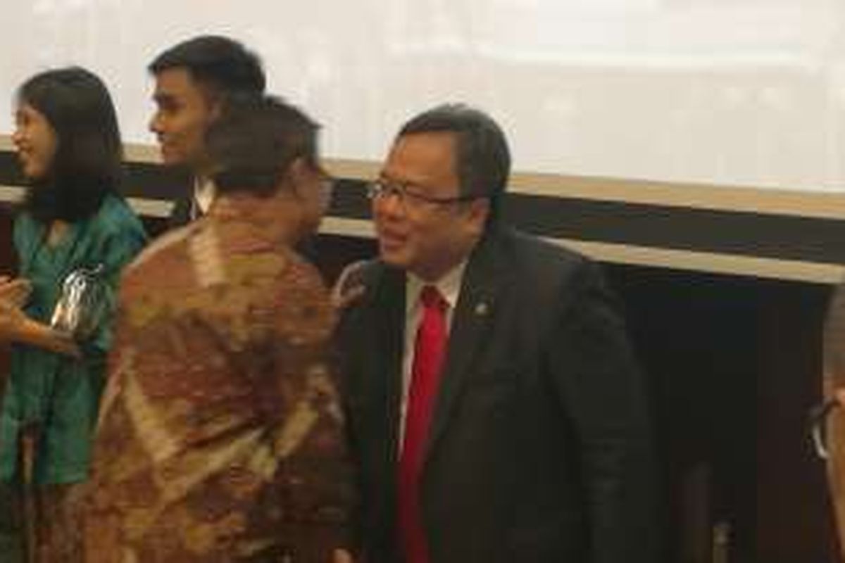 Bambang Brodjonegoro saat berjabat tangan di acara serah terima jabatan Menteri Keuangan di Jakarta, Rabu (27/7/2016)