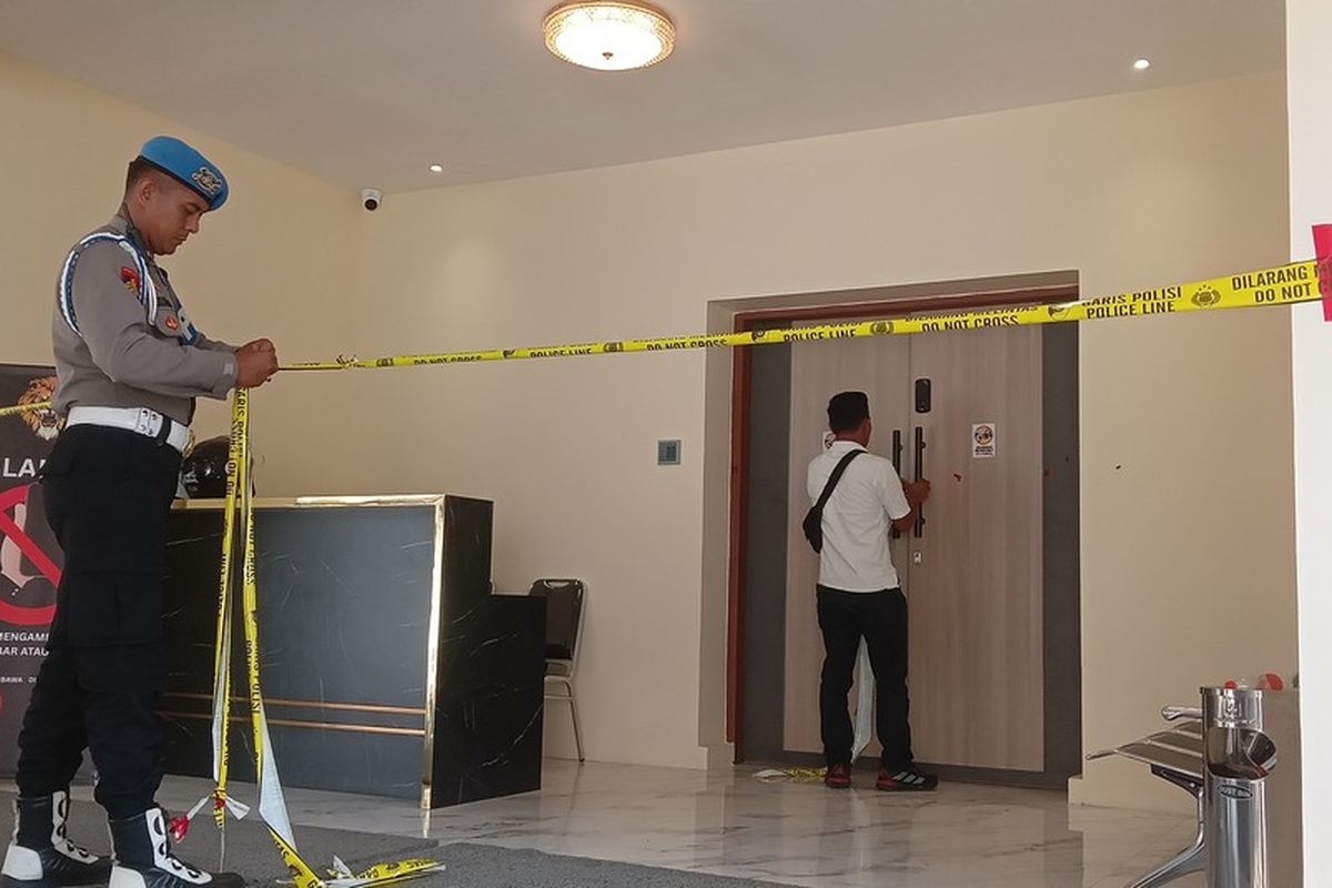 Lokasi tempat judi yang digerebek kepolisian dipasangi garis kuning polisii di jalan Ahmad Yani, Kota Bandung, Jawa Barat, Rabu (18/6/2025).