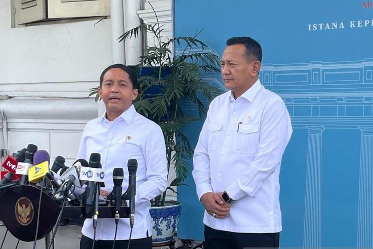 Menteri Kehutanan Raja Juli Antoni memberikan keterangan pers di Istana Kepresidenan Jakarta, Senin (15/12/2025).