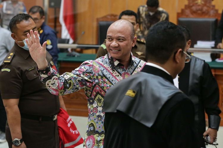 Terdakwa kasus peredaran narkotika jenis sabu Irjen Teddy Minahasa usai menjalani sidang tuntutan di Pengadilan Negeri Jakarta Barat, Kamis (30/3/2023). Jaksa penuntut umum menuntut hukuman mati pada Teddy Minahasa.