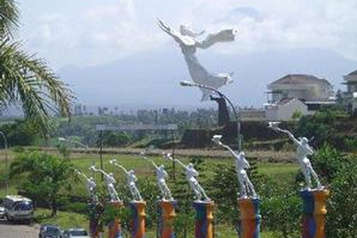 Patung Yesus Memberkati yang dibangun di Kompleks Perumahan Citraland, Manado, Sulawesi Utara, saat ini merupakan patung Yesus yang tertinggi di kawasan Asia. Sebelumnya rekor tersebut dipegang patung Yesus di Timor Leste. Tinggi patung ini 30 meter, dan lebar 17 meter. Kekhasan dari patung Yesus ini adalah dibangun dengan cara miring, dengan kemiringan 20 derajat. 