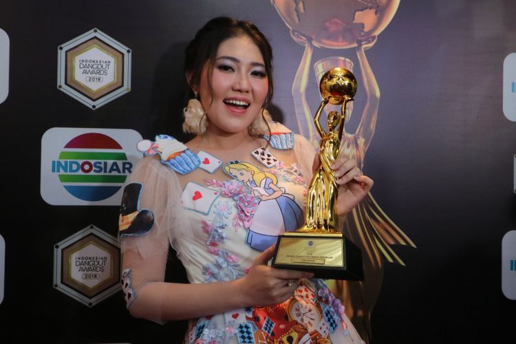 Penyanyi Via Vallen saat menerima penghargaan di Indonesian Dangdut Awards 2018 di Studio Emtek City, Daan Mogot, Jakarta Barat, Jumat (12/10/2018).