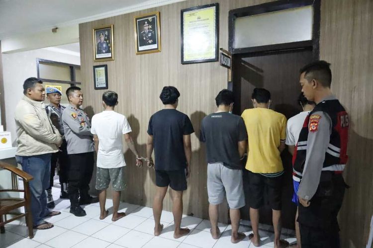 Lima anggota gank motor IKB XTC diamankan jajaran Polsek Rancaekek, lantaran menjadi pelaku pembegalan dengan senjata api di Perumahan Kencana, Kecamatan Rancaekek, Kabupaten Bandung, Jawa Barat pada Sabtu (16/9/2023) aksi mereka sempat terekam CCTV dan viral di media sosial