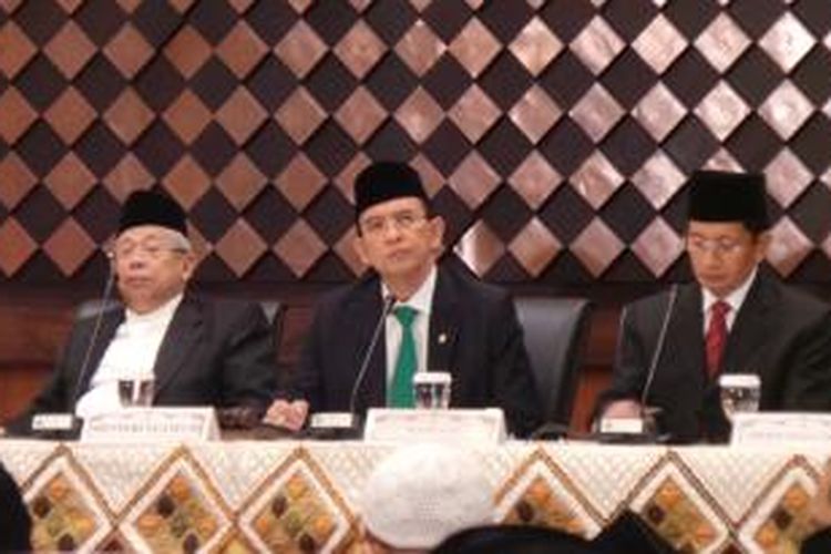 Menteri Agama Suryadharma Ali (tengah) saat memimpin sidang itsbat penentuan awal bulan Ramadhan, di Kementerian Agama, Jakarta, Senin (8/7/2013).