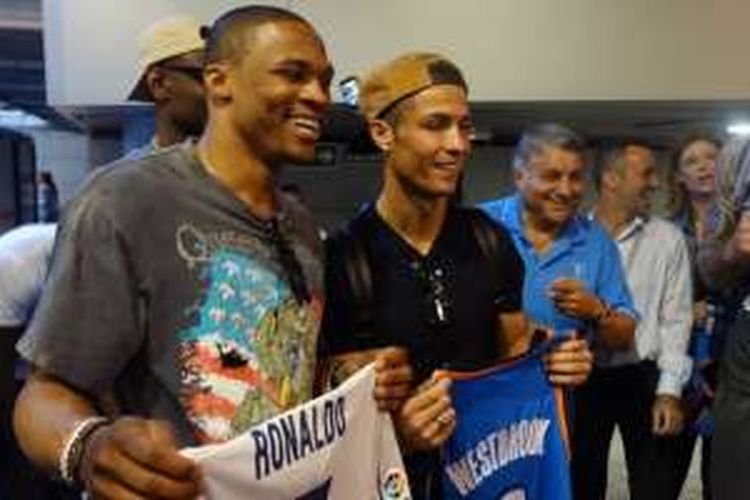 Pebasket Oklahoma City Thunder, Russell Westbrook (kiri), dan pesepak bola Real Madrid, Cristiano Ronaldo, saling memamerkan jersey yang mereka dapatkan satu sama lain. Kedua atlet ini bertemu seusai Ronaldo menjalani pertandingan Liga Spanyol (La Liga) bersama Real Madrid, Minggu (2/10/2016).