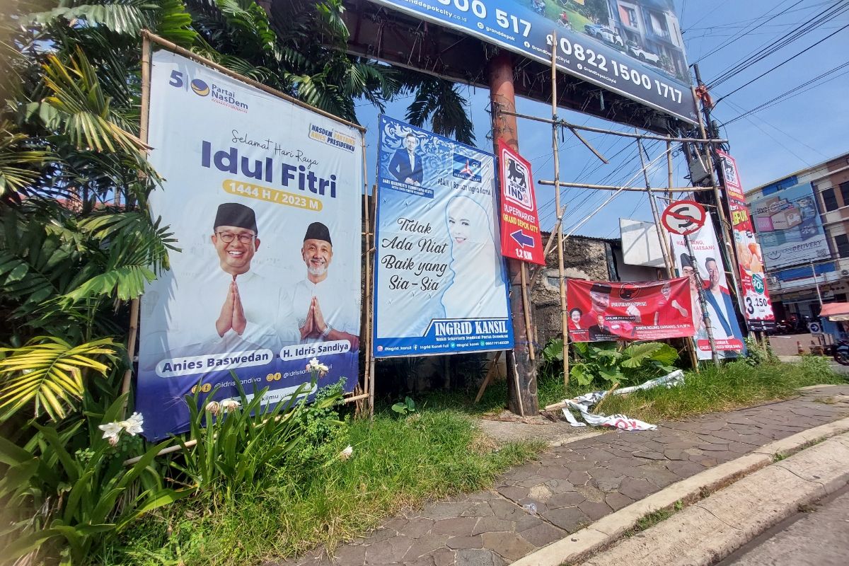 Spanduk sejumlah calon presiden yang terpasang di area Grand Depok City, Depok, Jawa Barat. Suasana didokumentasikan pada Senin (3/7/2023).