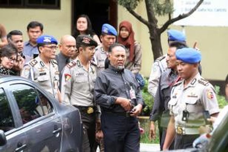 Wakil Ketua Komisi Pemberantasan Korupsi (KPK) Bambang Widjojanto saat tiba untuk memenuhi panggilan Bareskrim Polri, di Jakarta, Selasa (3/2/2015). Bambang diperiksa terkait dugaan mengarahkan pemberian kesaksian palsu dalam sidang sengketa Pilkada Kota Waringin Barat di Mahkamah Konstitusi, 2010 silam.