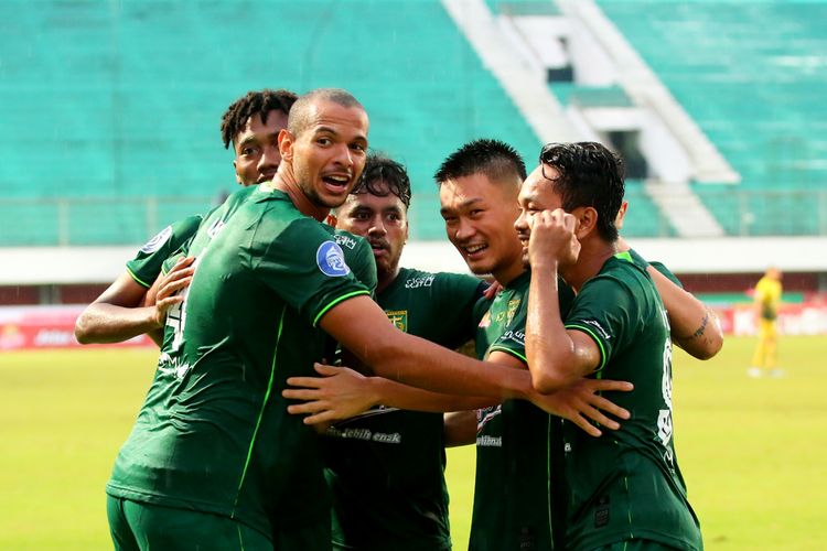 Pemain asing Persebaya Surabaya Leo Lelis selebrasi seusai menjebol gawang Barito Putera saat pertandingan pekan ke-12 Liga 1 2022-2023 yang berakhir dengan skor 3-2 di Stadion Maguwoharjo Sleman, Selasa (6/12/2022) sore.