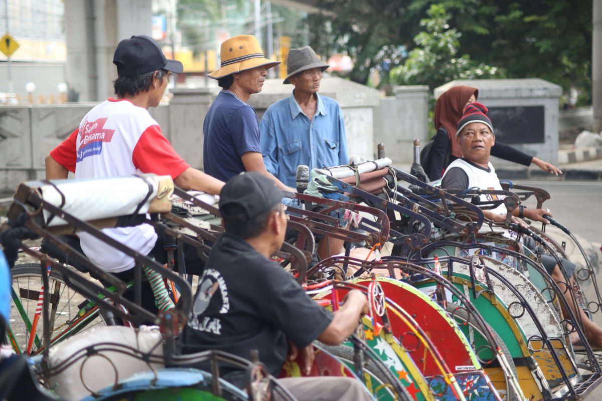 Sejumlah penarik becak mulai beroperasi di Bandengan, Jakarta Utara, Jumat (26/1/2018). Perhatian terhadap penarik becak kembali diberikan oleh Gubernur DKI Jakarta Anies Baswedan. Ia berharap becak tetap beroperasi di rute khusus di Jakarta