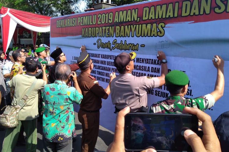 Jajaran Forkompinda Banyumas, Jawa Tengah, menandatangani deklarasi Pemilu damai di Alun-alun Purwokerto, Jumat (21/3/2019).